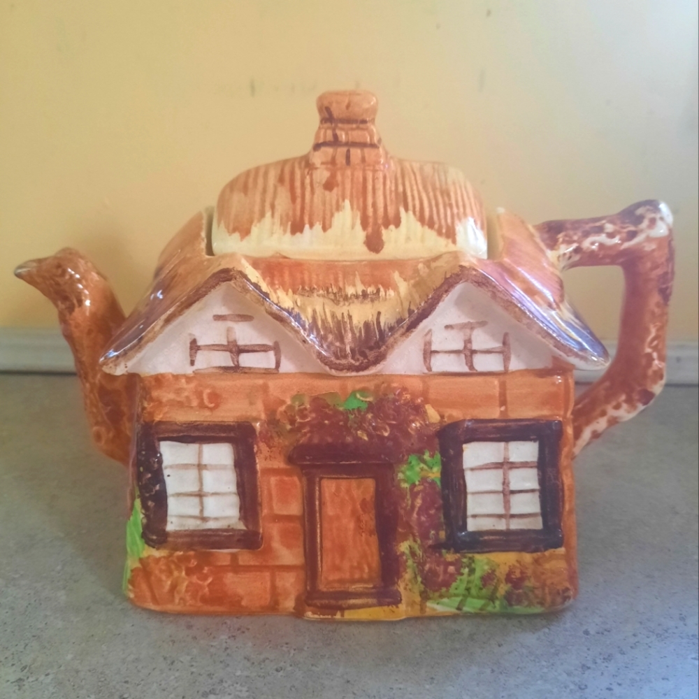 Ye Olde Cottage Vintage Teapot